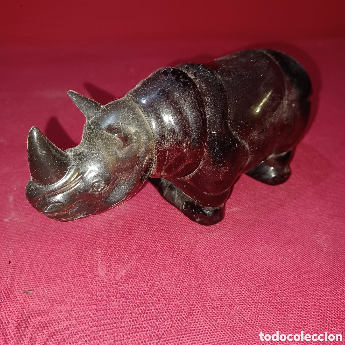 Miniaturas de perfumes antiguos: Frasco Avon con forma de rinoceronte vacio