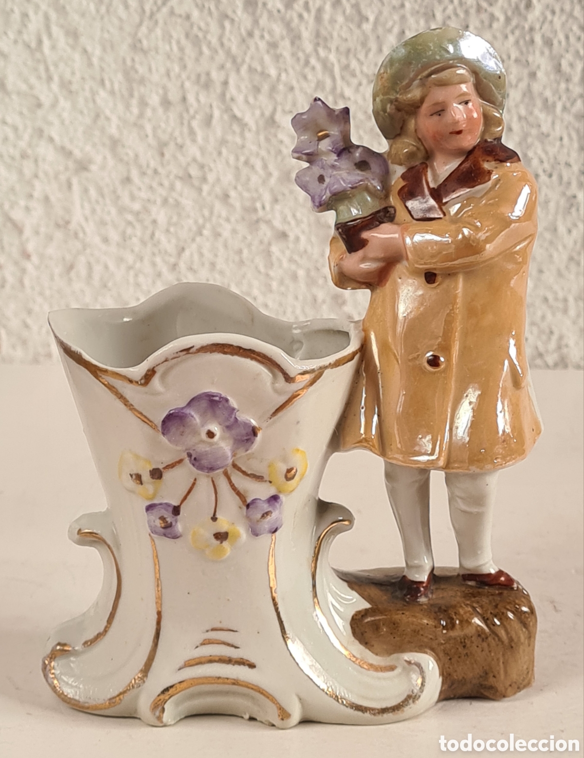 Miniaturas de perfumes antiguos: Antiguo Jarroncito Palmatoria Porcelana Chica con Abrigo y Violetas - Decoraci&oacute;n Flores R&uacute;stica