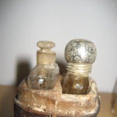 Miniaturas de perfumes antiguos: ANTIGUO PERFUMERO DE VIAJE . EN CUERO CON DOS BOTELLINES DE PERFUME 8/4CM
