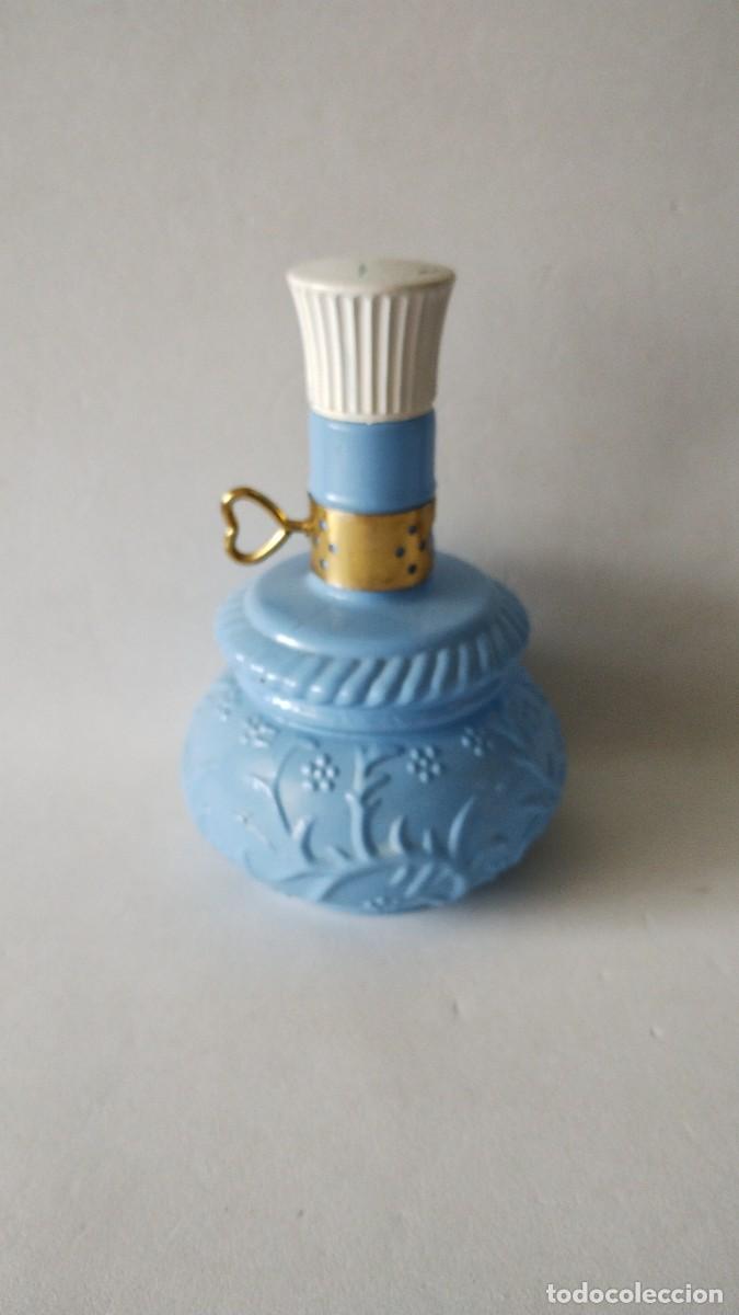 Miniaturas de perfumes antiguos: BOTELLA DE PERFUME AVON CON FORMA DE LAMPARA - Foto 1