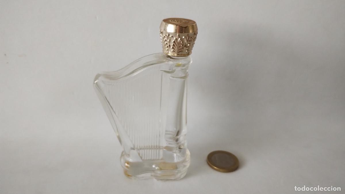 Miniaturas de perfumes antiguos: FRASCO CHARISMA DE AVON CON FORMA DE LIRA - Foto 1