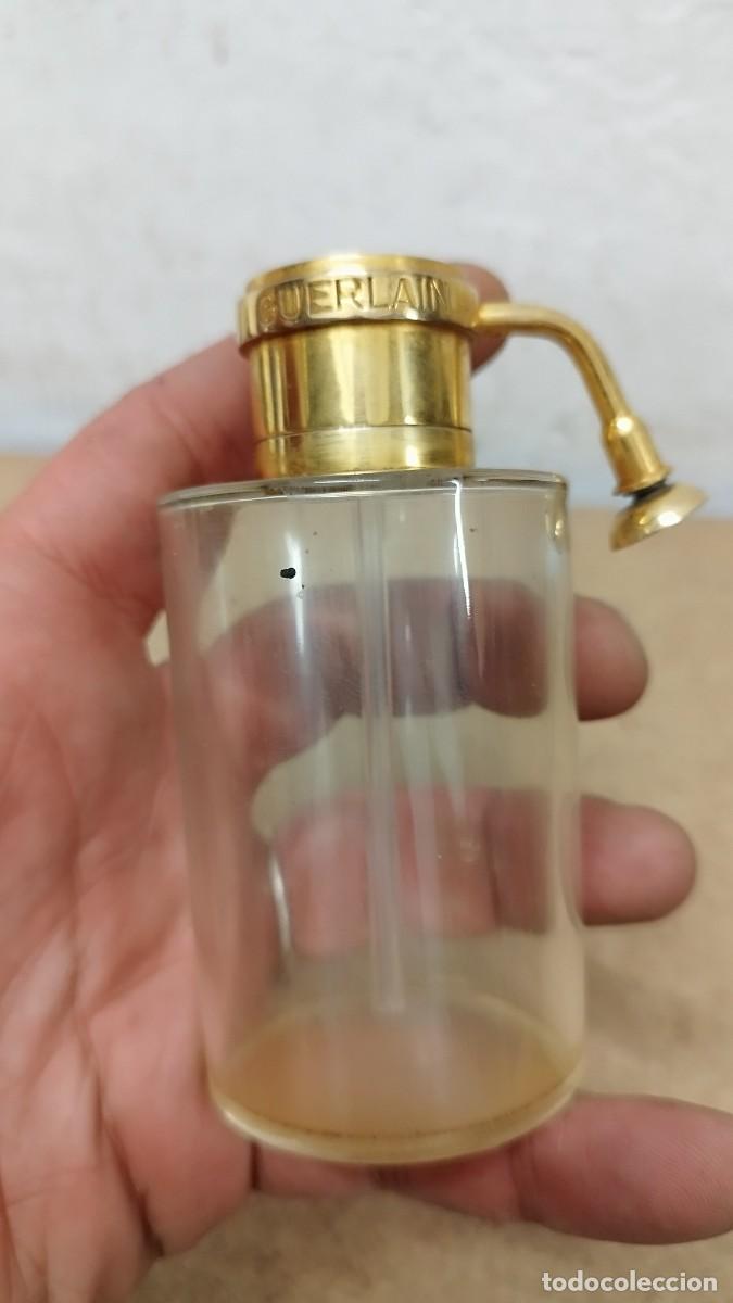 Miniaturas de perfumes antiguos: Antiguo Bote de perfume de cristal guerlain. - Foto 2