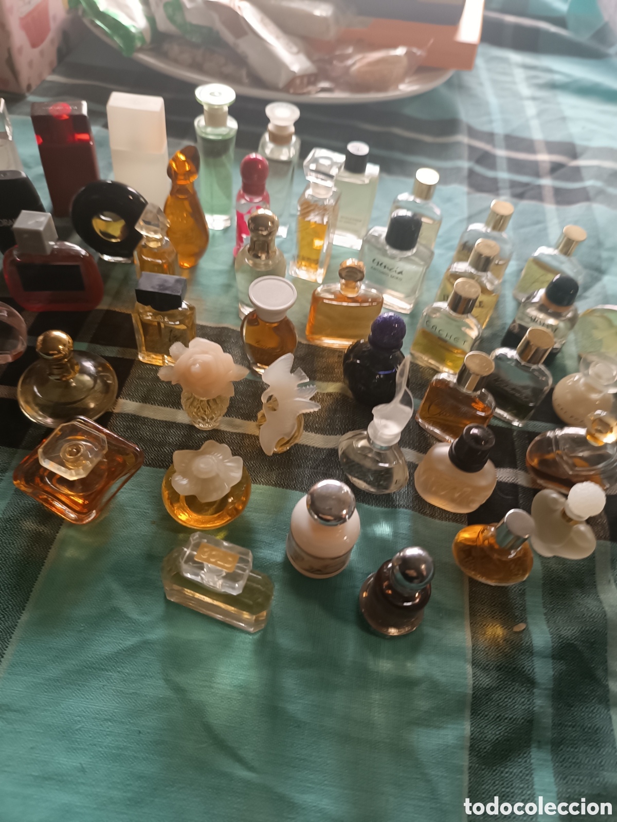 &Eacute;chantillons de parfums anciens: 45 Tarritos de perfume en miniatura