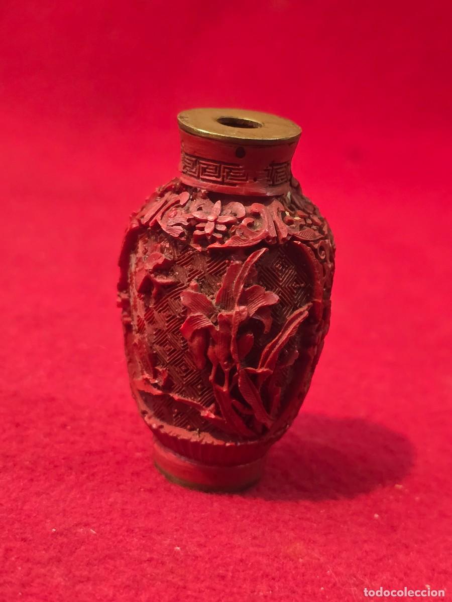 Miniaturas de perfumes antiguos: Botella de perfume peque&ntilde;a de laca china - Foto 1