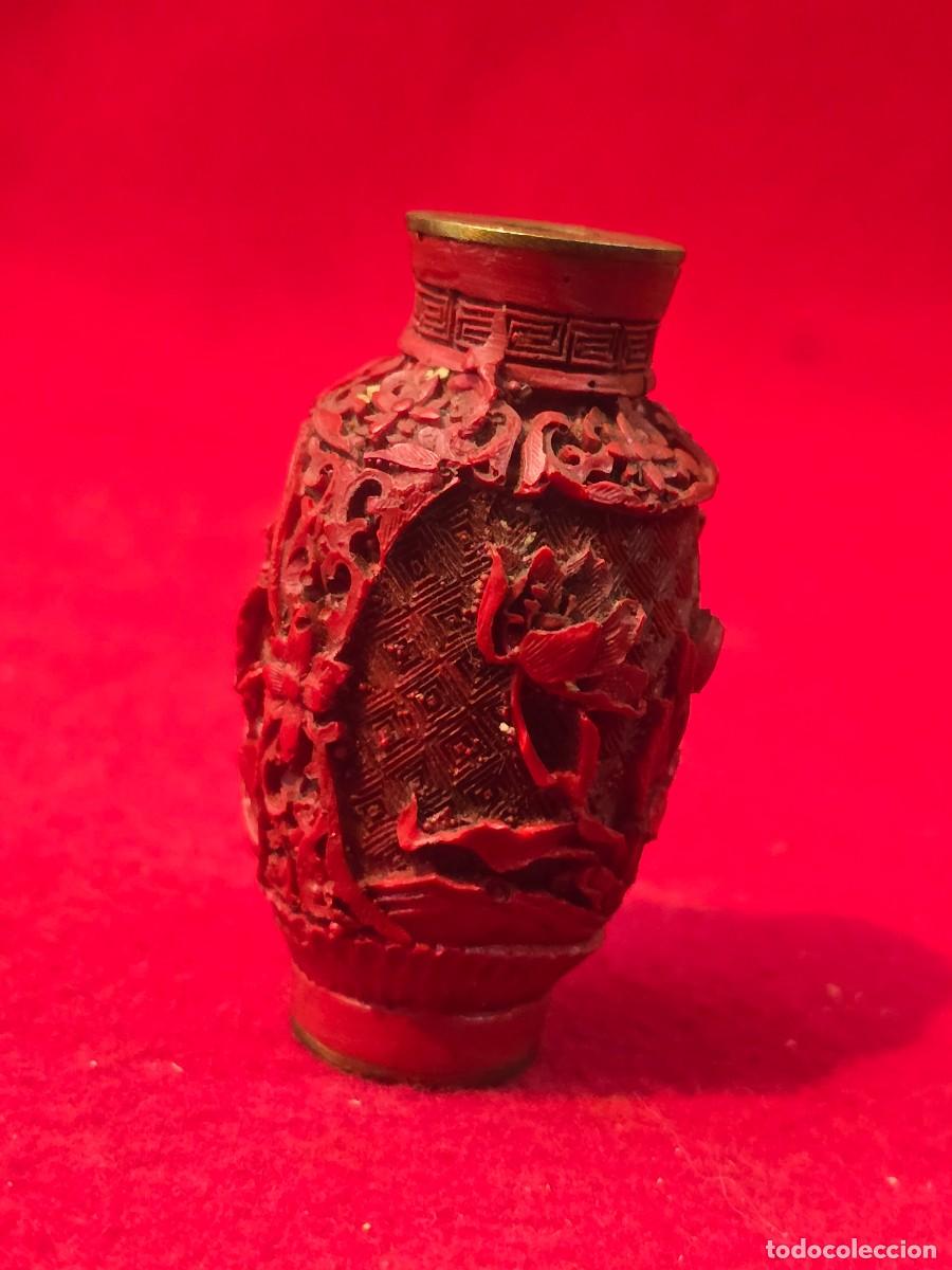 Miniaturas de perfumes antiguos: Botella de perfume peque&ntilde;a de laca china - Foto 4