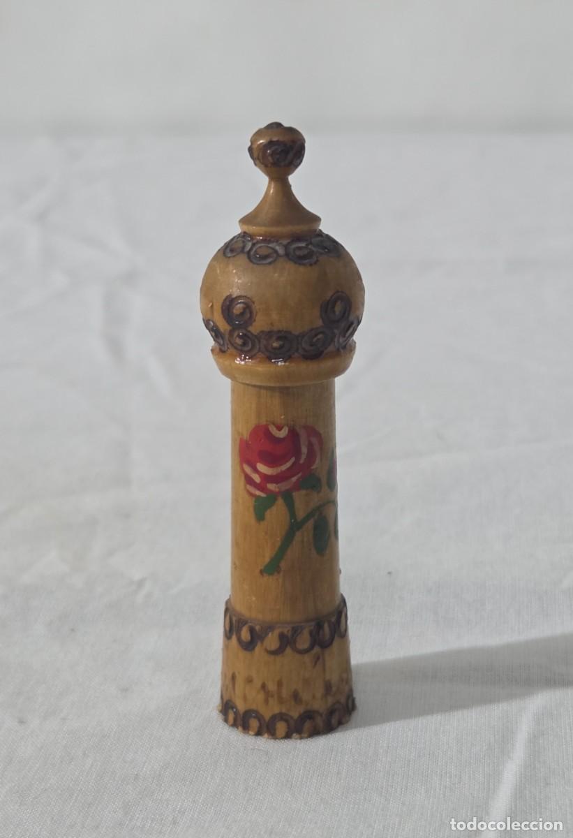 Miniaturas de perfumes antiguos: Bote de perfume con funda de madera - Foto 1