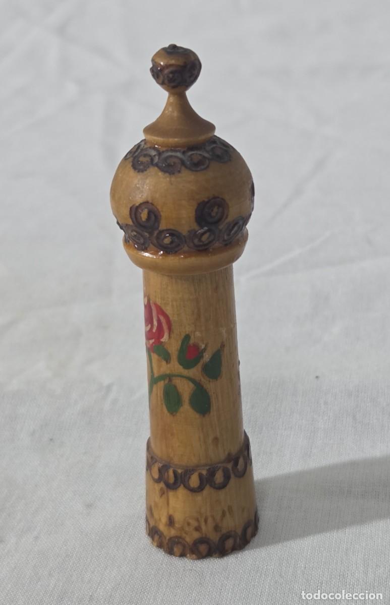 Miniaturas de perfumes antiguos: Bote de perfume con funda de madera - Foto 3
