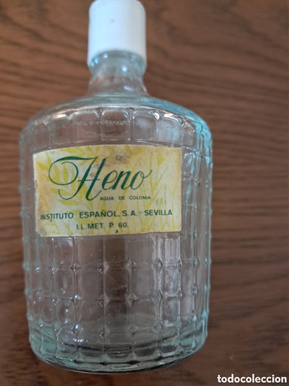 Miniaturas de perfumes antiguos: flasc&oacute; d'Agua de Colonia Heno, un producte d'higiene personal d'estil&nbsp;vintage