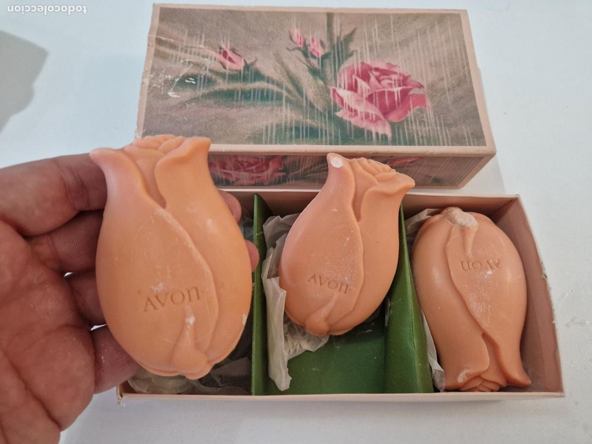 Miniaturas de perfumes antiguos: antigua caja 3 pastillas jabon vintage Avon forma figura rosa touch of roses perfumado