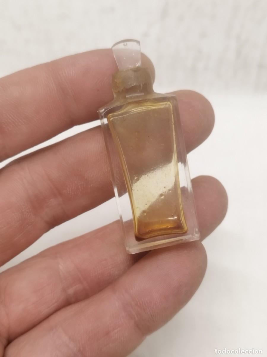 Miniaturas de perfumes antiguos: Antiguo peque&ntilde;o bote de perfume con el tap&oacute;n duro de abrir. Sin abrir.