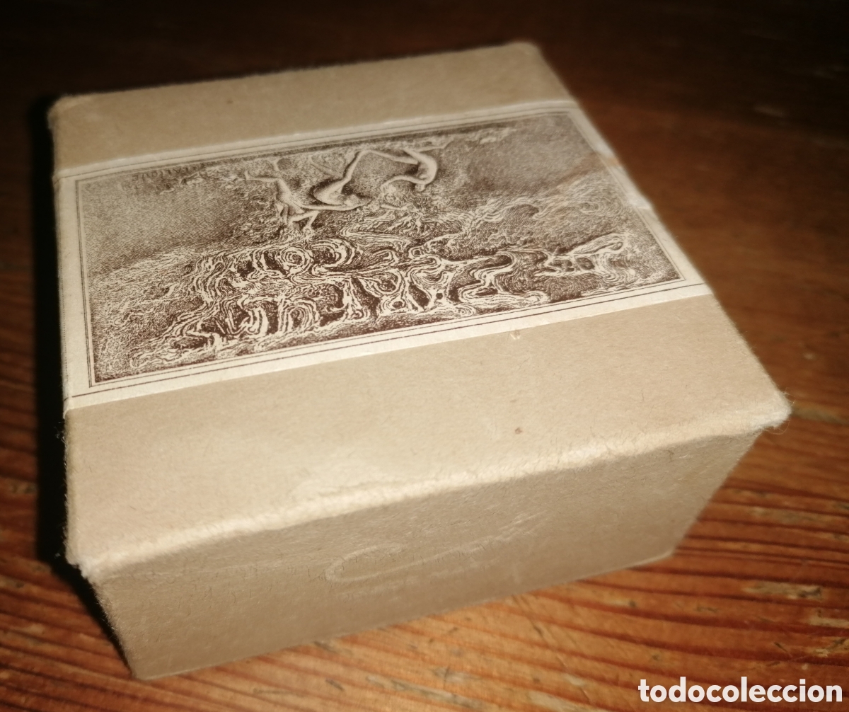 Miniaturas de perfumes antiguos: Cette boitte renferme de la poudre de couleur blanche au parfum Paris de COTY