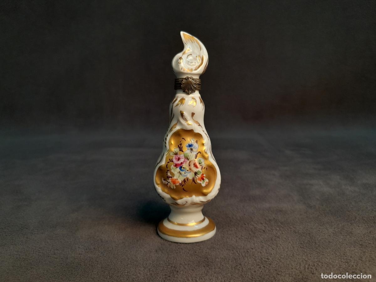 Miniaturas de perfumes antiguos: FRASCO ESENCIERO DE PORCELANA CON ROSAS POL&Iacute;CROMA. GE.MEDIADOS DEL SIGLO XX.