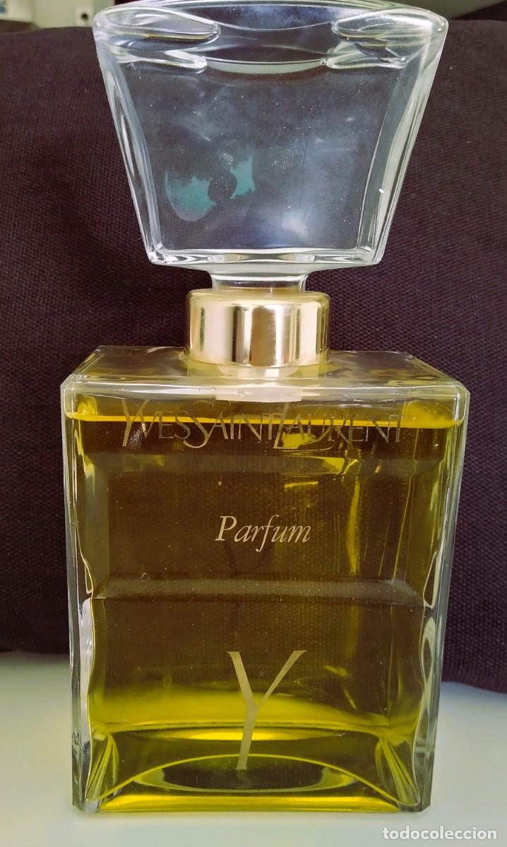 Miniaturas de perfumes antiguos: Botella ficticio de perfume gigante de Y de Yves Saint Laurent
