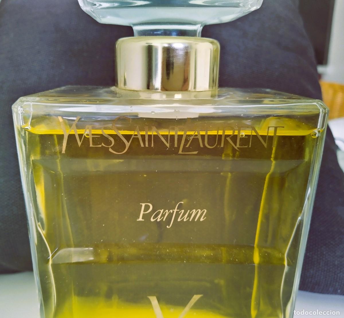Miniaturas de perfumes antiguos: Botella ficticio de perfume gigante de Y de Yves Saint Laurent