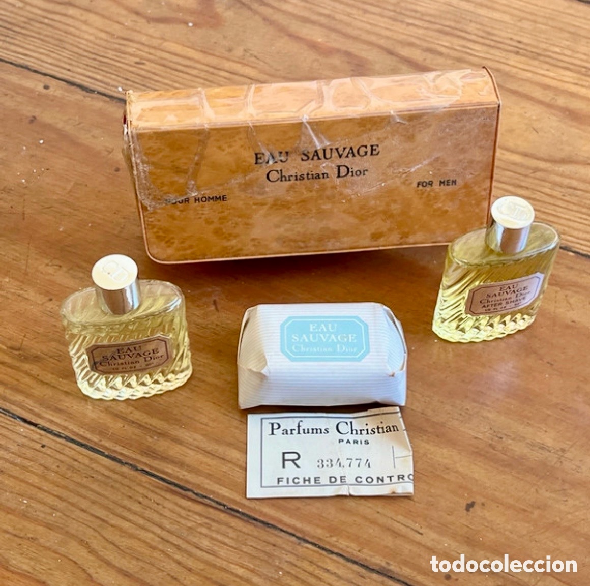 Miniaturas de perfumes antiguos: Antiguo Estuche de Viaje Christian Dior Eau Sauvage. Completo: 2 Miniaturas y Jab&oacute;n.