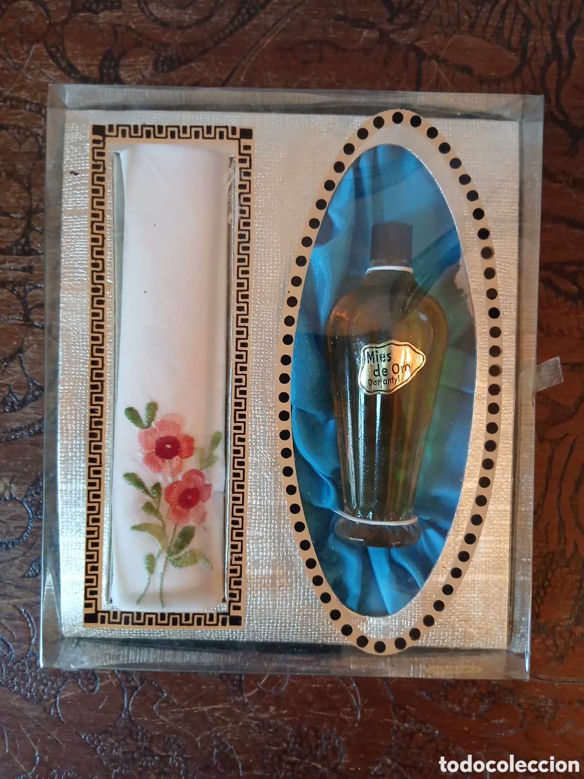 Miniaturas de perfumes antiguos: Antigua colonia Mies de oro y pa&ntilde;uelo en estuche