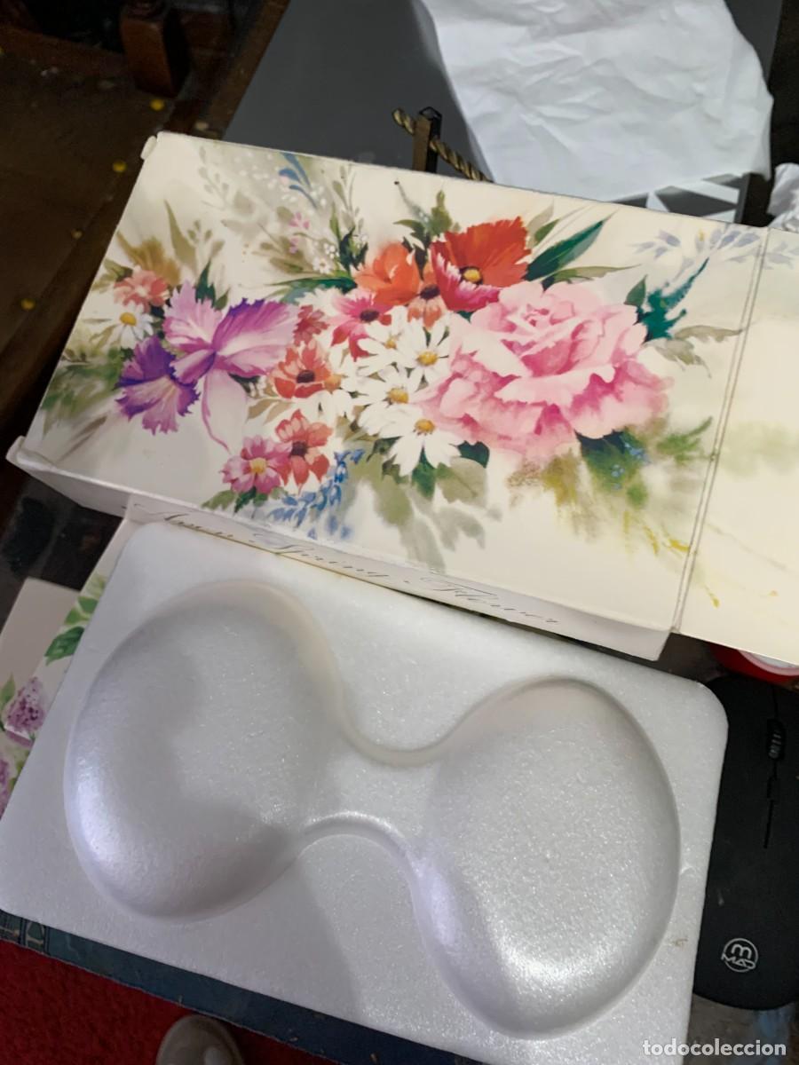 Miniaturas de perfumes antiguos: avon spring flower jabones estuche