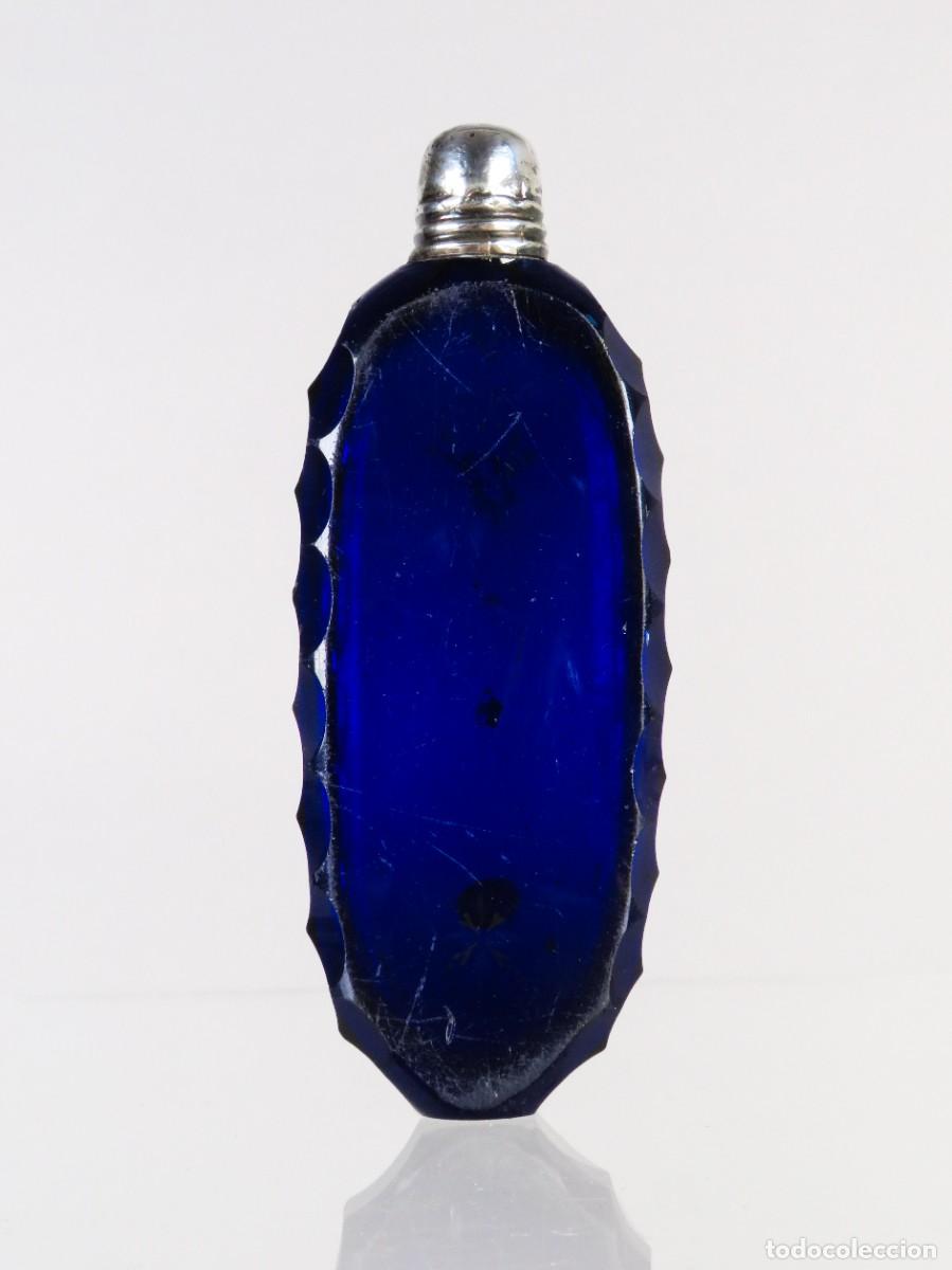 Miniaturas de perfumes antiguos: Frasco de perfume en cristal tallado tap&oacute;n de plata finales siglo XIX
