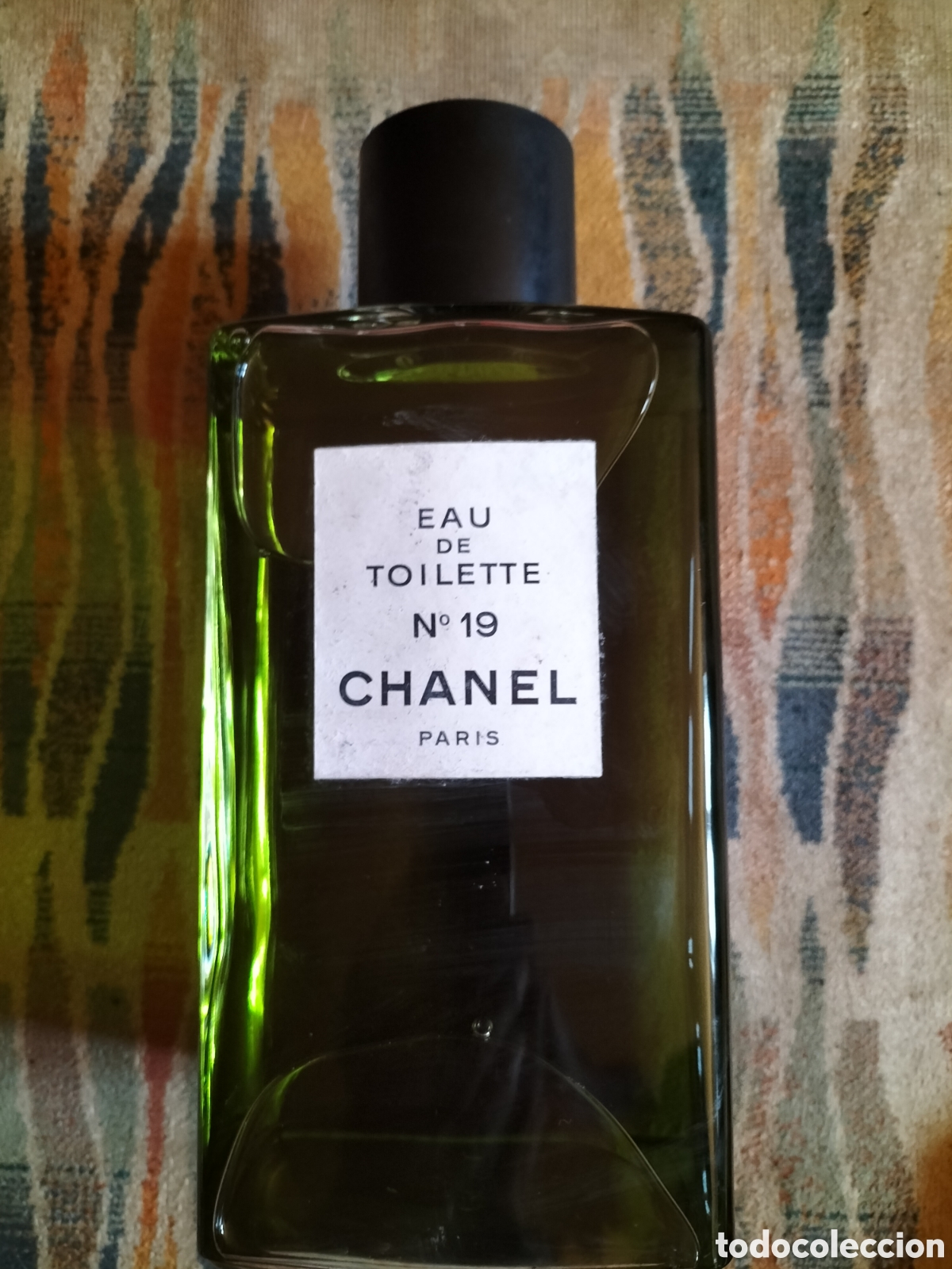 Miniaturas de perfumes antiguos: Enorme Frasco de EAU DE TOILETTE N.19 CHANEL PAR&Iacute;S. Ficticio.