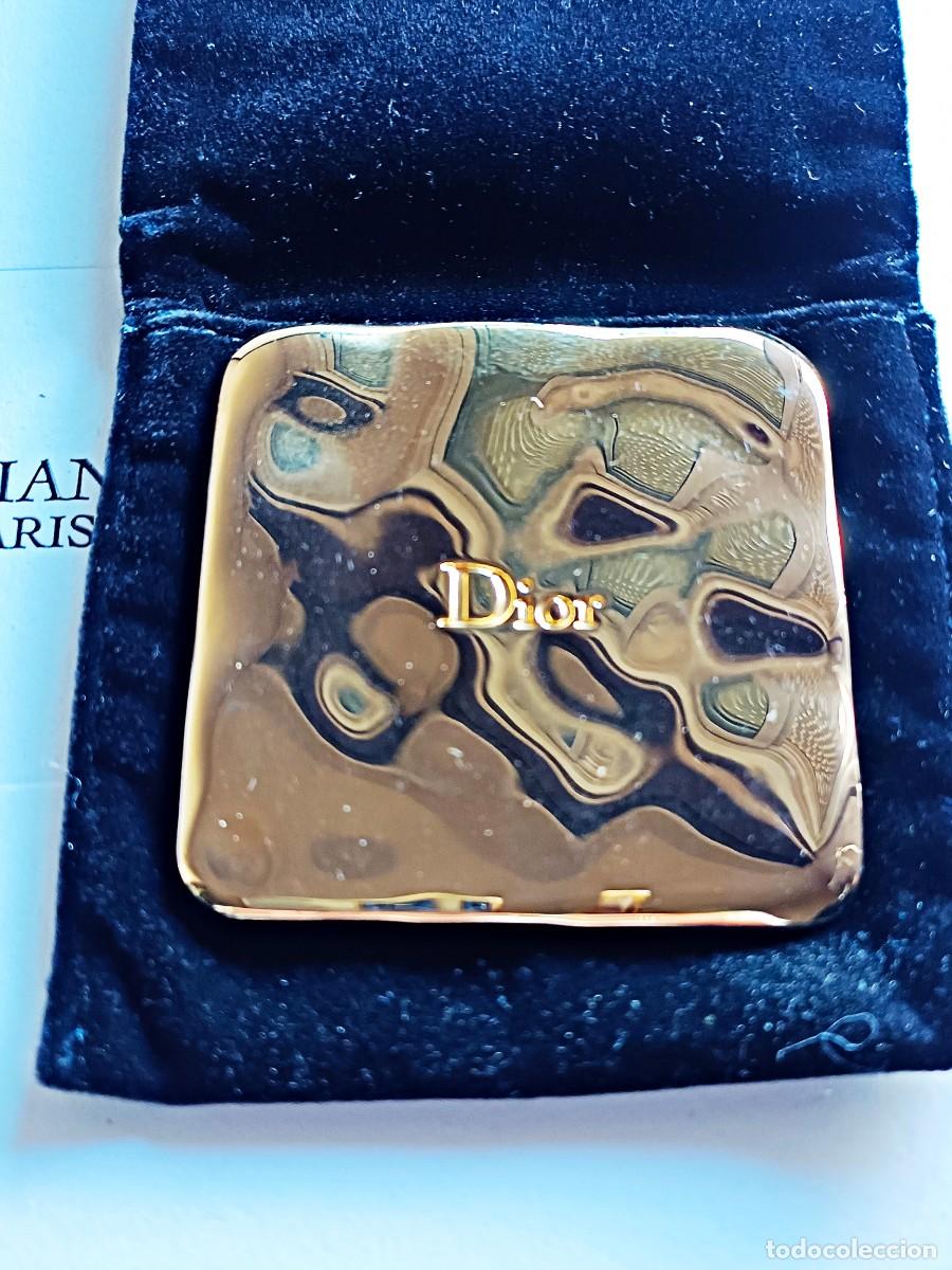 Miniaturas de perfumes antiguos: Espejo de bolso Dior dorado con relieve formando ondas