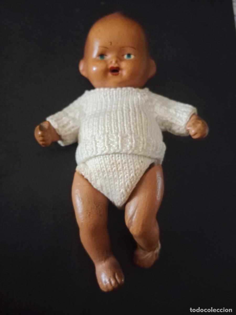 Miniaturas de perfumes antiguos: ANTIGUO MU&Ntilde;ECO PEQUE&Ntilde;O BEBE MORENITO EN TERRACOTA CON OJOS PINTADOS - MARCA FABRICANTE EN ESPALDA