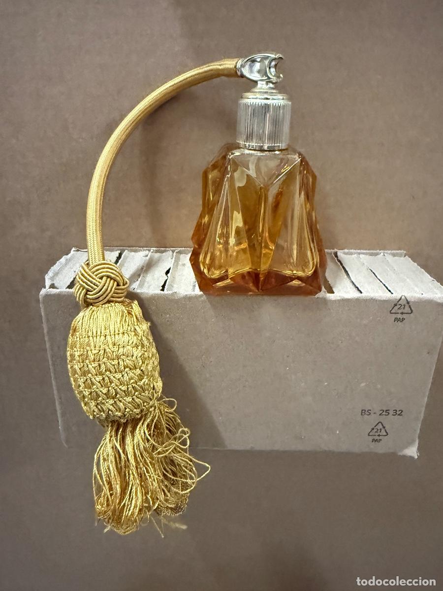 Miniaturas de perfumes antiguos: Antiguo perfumero de cristal de color ambar. La perilla todavia conserva elasticidad. 9cms alto