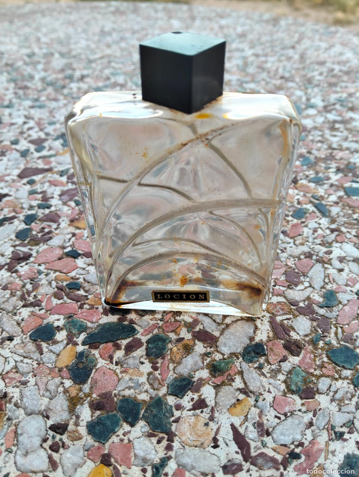 Miniaturas de perfumes antiguos: Antiguo bote frasco de perfume colonia de cristal transparente con tap&oacute;n negro
