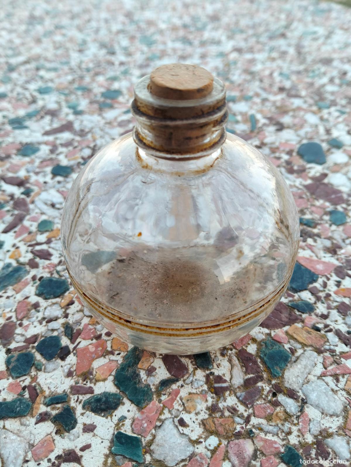 Miniaturas de perfumes antiguos: Antiguo bote frasco de perfume colonia de cristal transparente con tap&oacute;n de corcho