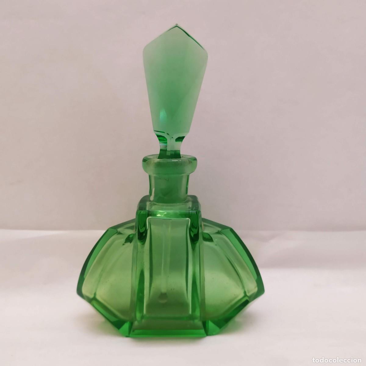 Miniaturas de perfumes antiguos: Botella cristal verde para perfume. Perfumero. 16x10cm
