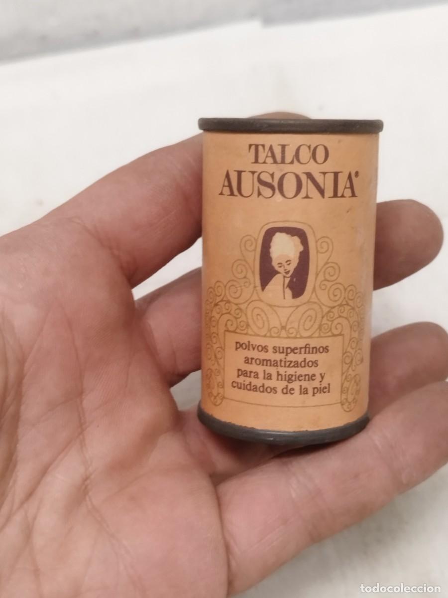 Miniaturas de perfumes antiguos: Antiguo peque&ntilde;o bote de talco Ausonia. LLeno y cerrado.