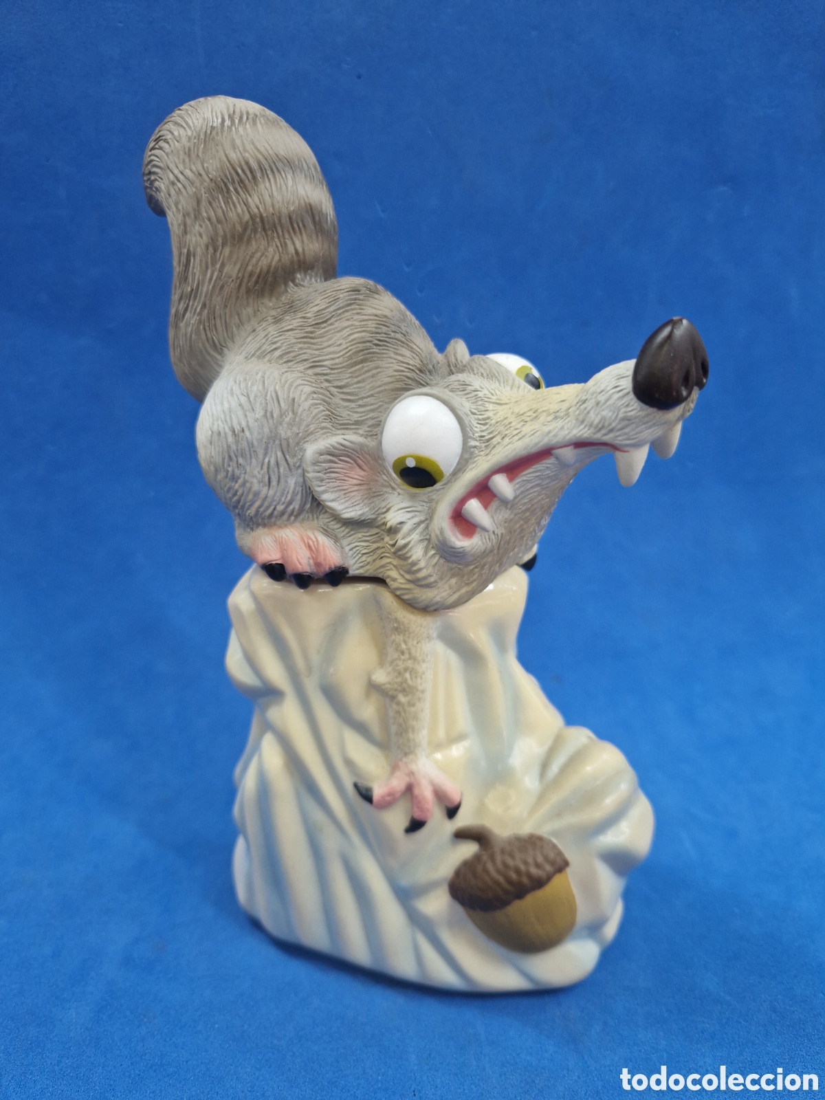 Miniaturas de perfumes antiguos: Ardilla Scrat , figura de pl&aacute;stico, frasco de colonia