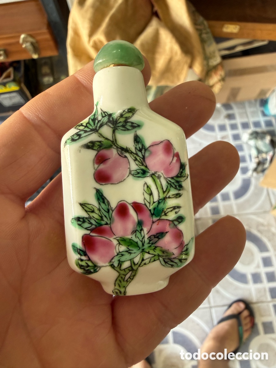Miniaturas de perfumes antiguos: Bonito perfumero en porcelana china, marcada en la base