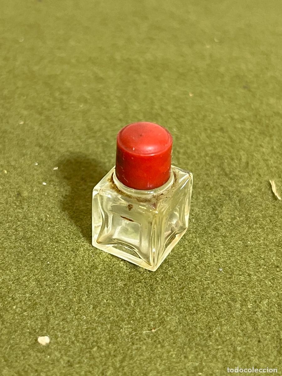 Miniatures of antique perfumes: Antiguo frasco miniatura de cristal con tap&oacute;n rojo &ndash; Botellita vintage 2,5 cm &ndash; Perfume, farmacia o