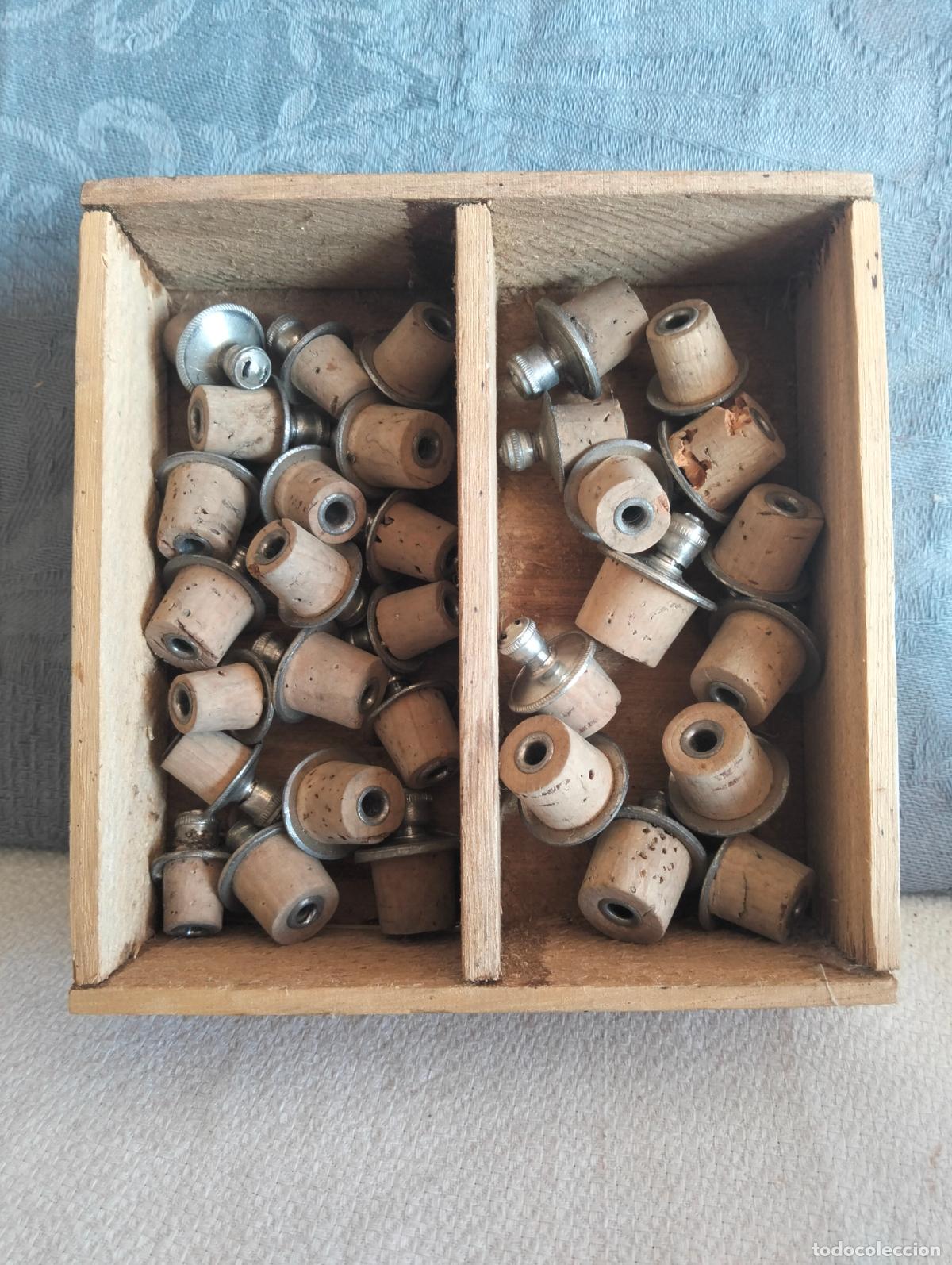 Miniature di profumi antiche: Lote de tap&oacute;n dosificador de corcho plomo niquelado de perfumer&iacute;a para botellas de perfume a&ntilde;os 50