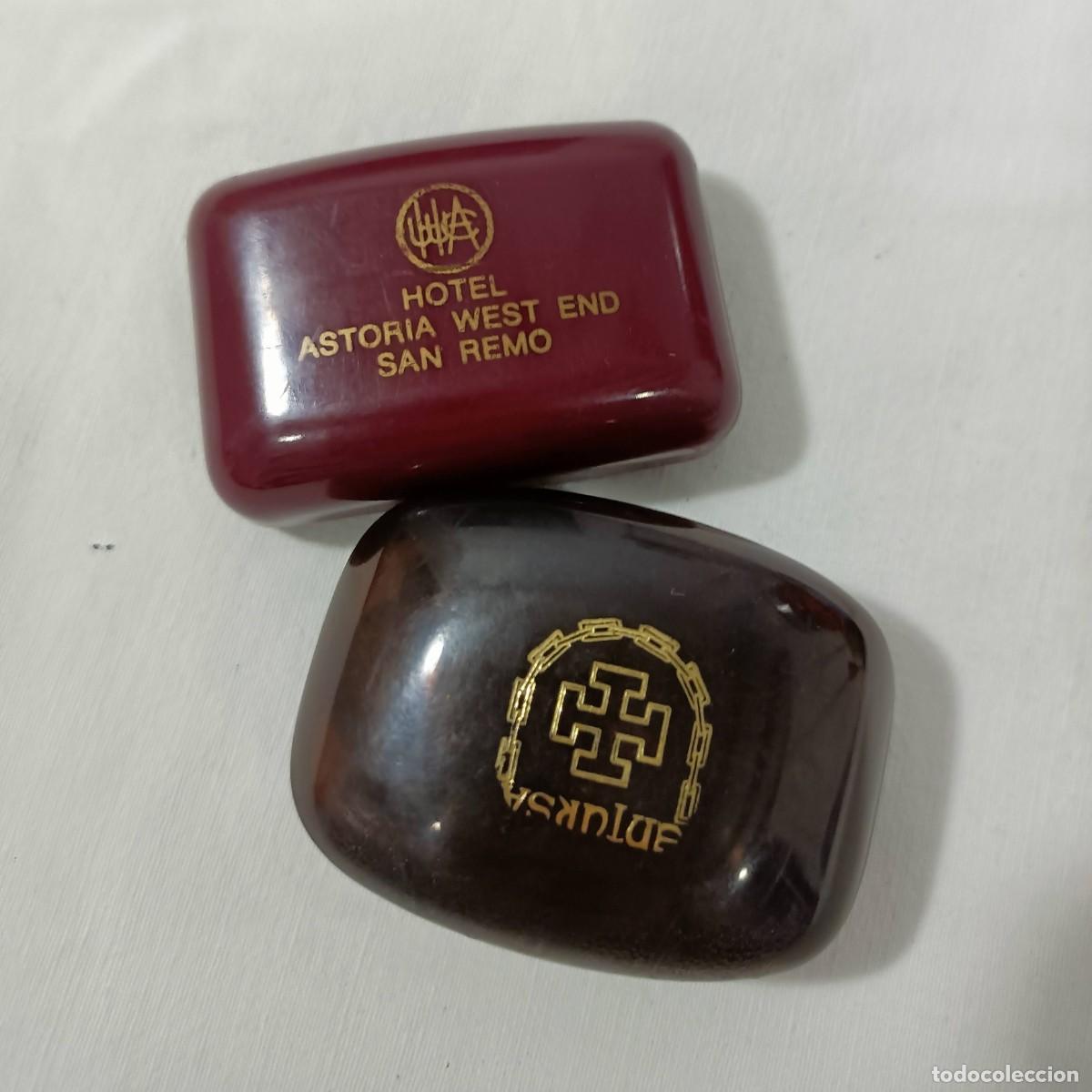 Miniaturas de perfumes antiguos: Cajas de pl&aacute;stico, jaboneras en miniatura, publicidad La Toja y Hotel Astoria San Remo.