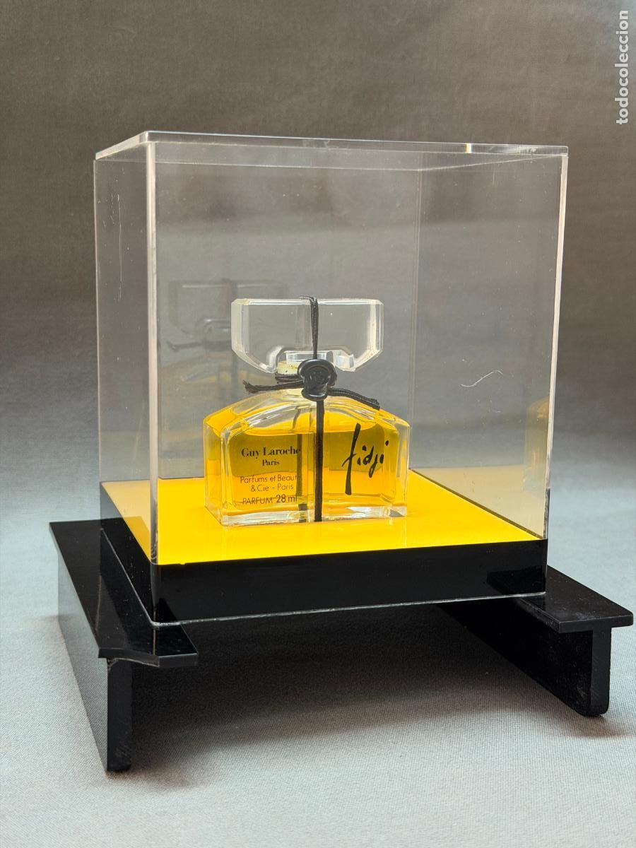Miniaturas de perfumes antiguos: Guy Laroche , Fidji , Paris , Parfum 28 ml. en expositor , vintage ,