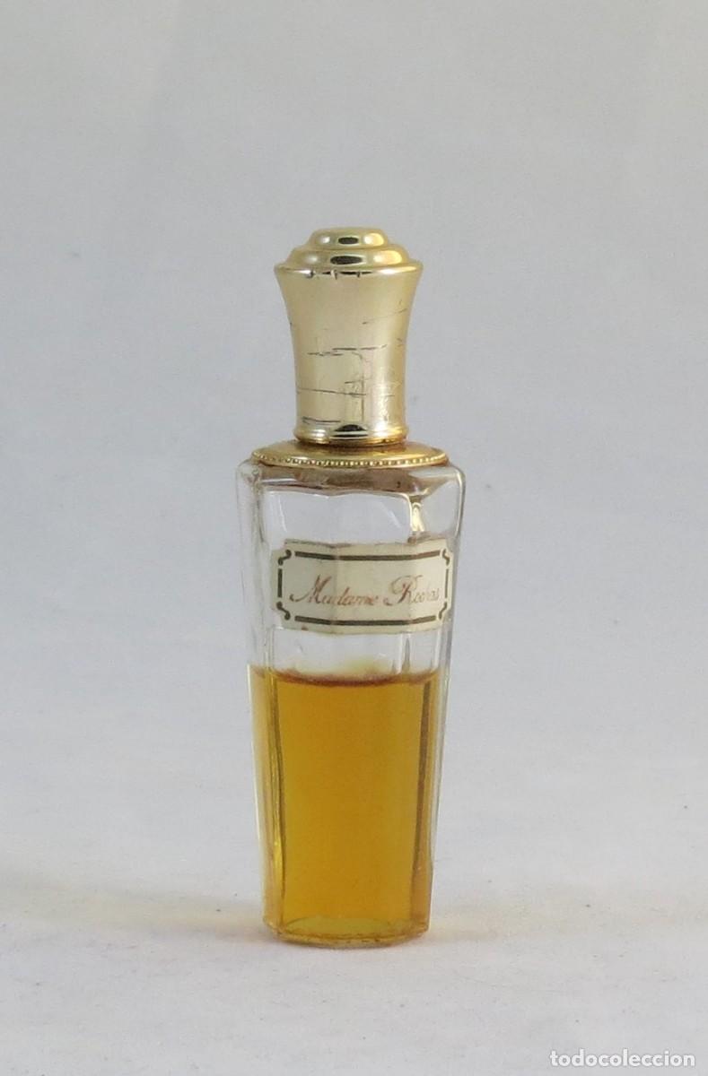 Miniaturas de perfumes antiguos: Frasco de perfume em vidro com tampa em metal dourado; Altura- 9cm; Di&acirc;metro &ndash; 3cm;