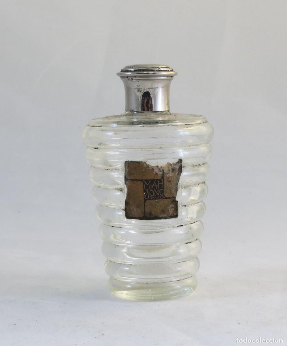 Miniaturas de perfumes antiguos: Frasco de perfume em vidro com tampa em metal; Altura- 10cm; Di&acirc;metro &ndash; 5cm; Condi&ccedil;&atilde;o &ndash; boa mas usad