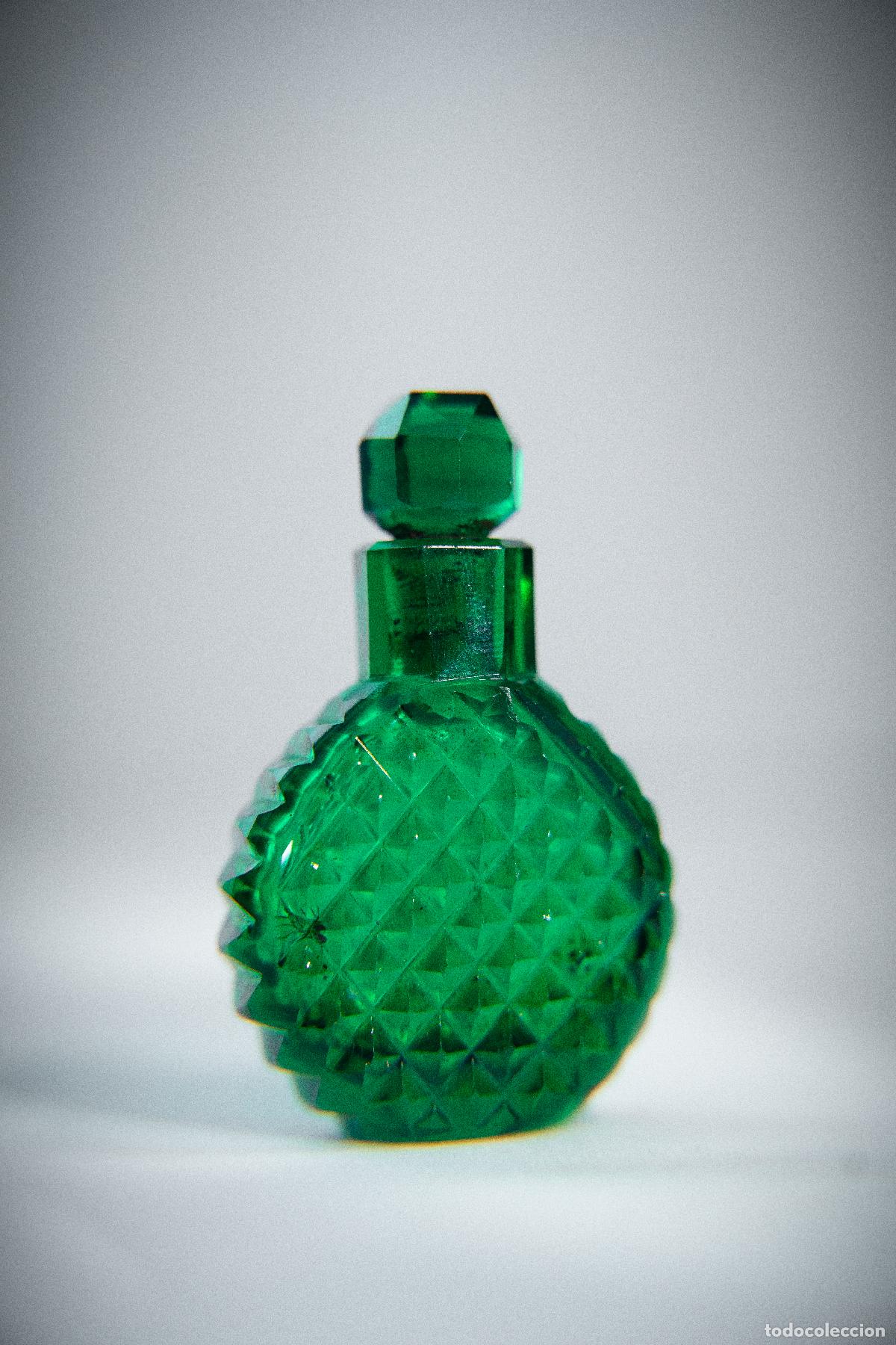 Miniaturas de perfumes antiguos: Antiguo Frasco de Perfume de Tocador en Cristal Esmeralda Tallado con Patr&oacute;n de Punta de Diamante