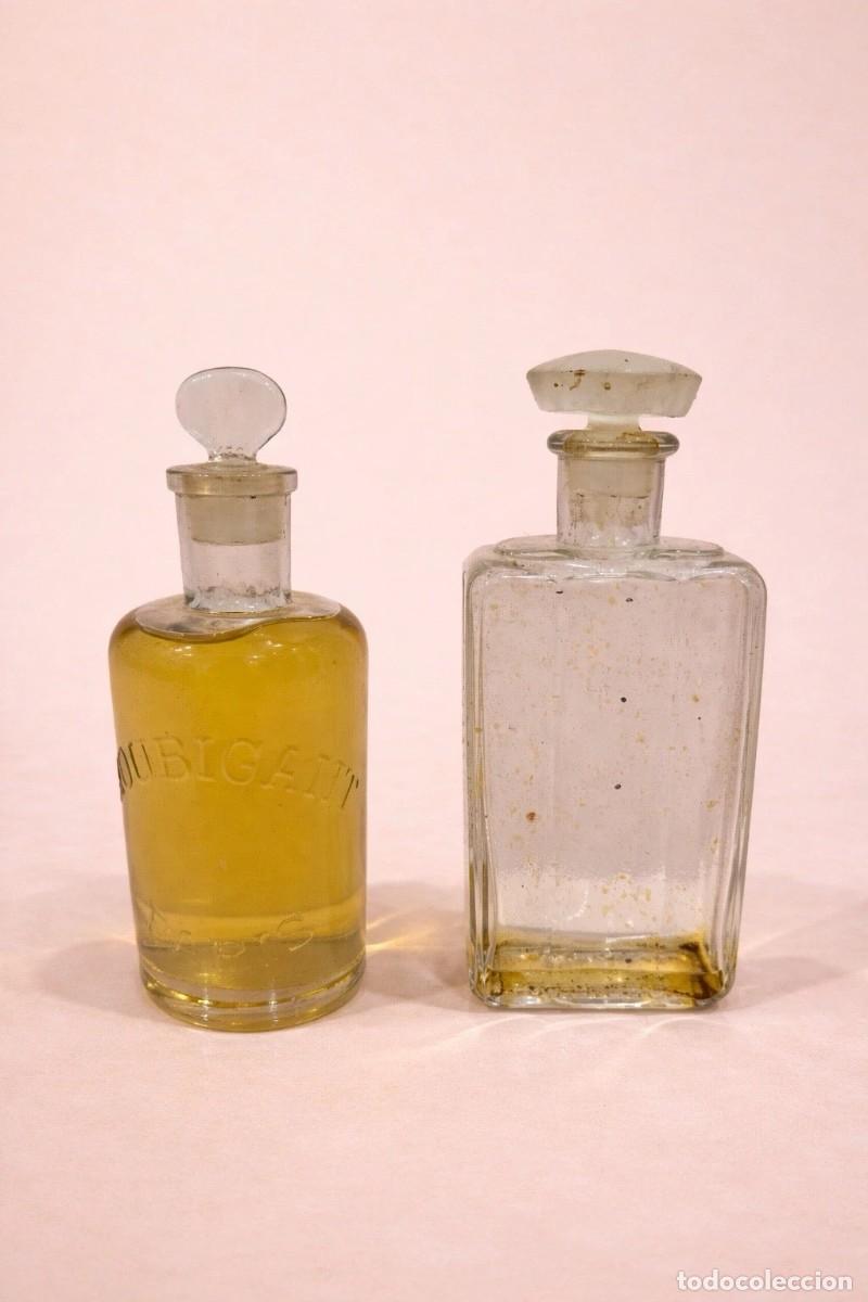 Miniature di profumi antiche: Houbigant Paris &mdash; pareja de frascos antiguos 14 y 16 cm, tapones originales, con defecto