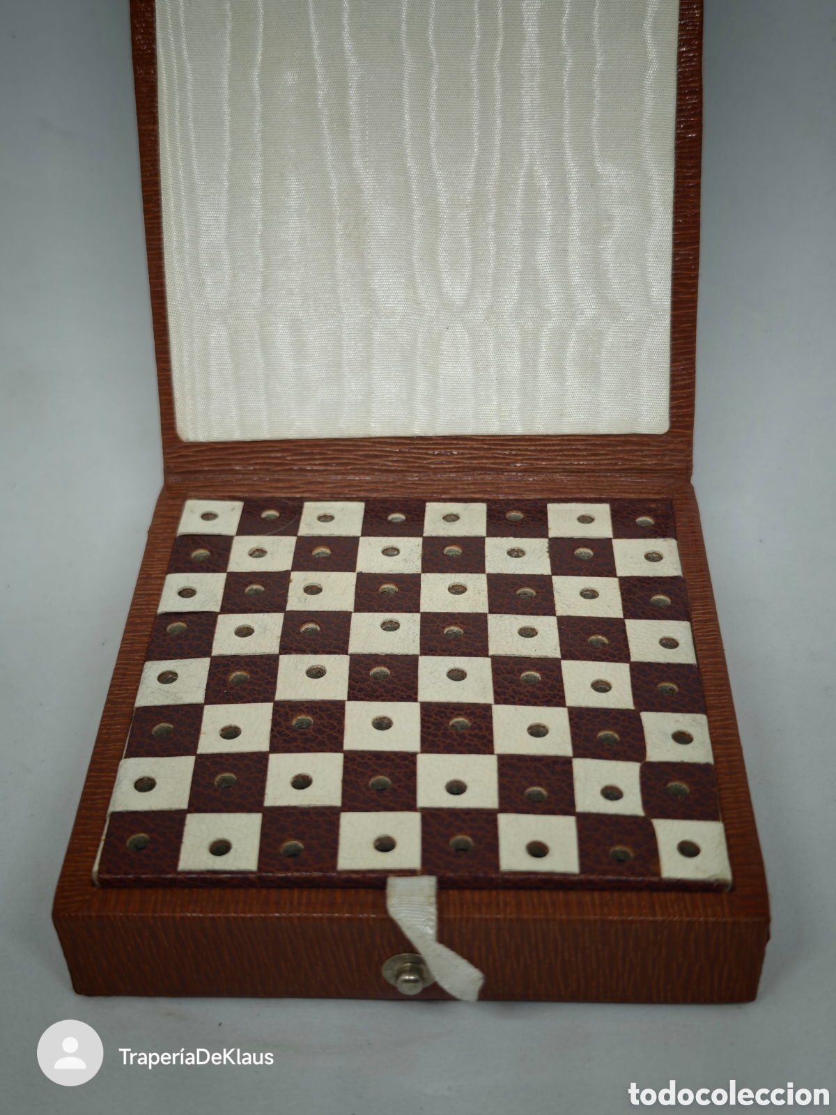 Miniaturas de perfumes antiguos: Juego de ajedrez de viaje en estuche de madera/s&iacute;mil piel - CAR131