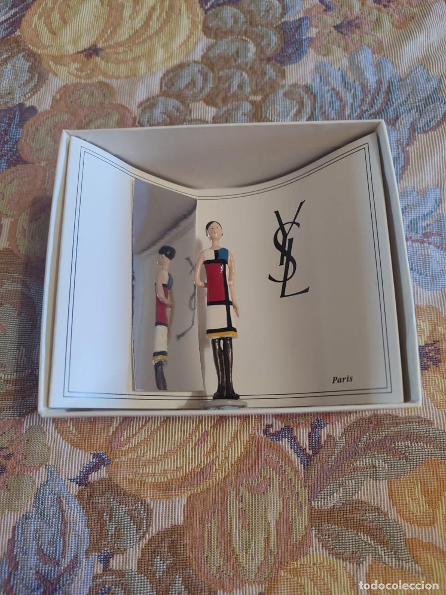 &Eacute;chantillons de parfums anciens: Yves SAINT-LAURENT Mondrian 1965 Figura en plomo, caja y certificado