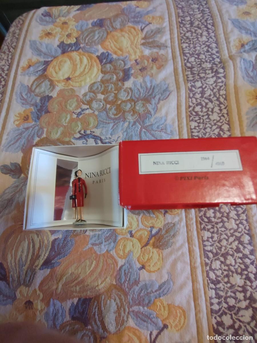&Eacute;chantillons de parfums anciens: Nina Ricci 1964 Figura en plomo, caja y certificado
