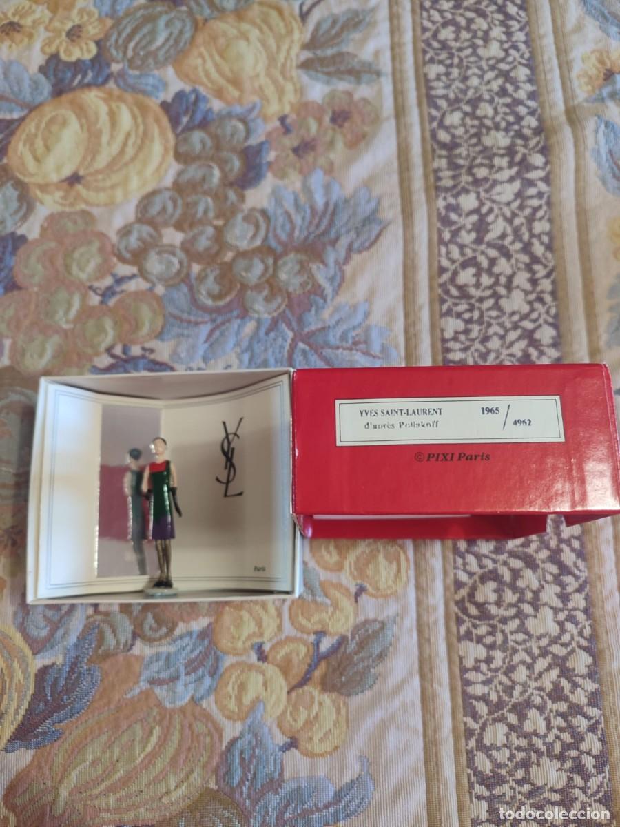 &Eacute;chantillons de parfums anciens: Yves SAINT-LAURENT / Mode Yves Saint-Laurent Poliakoff 1965 Figura en plomo, caja y certificado