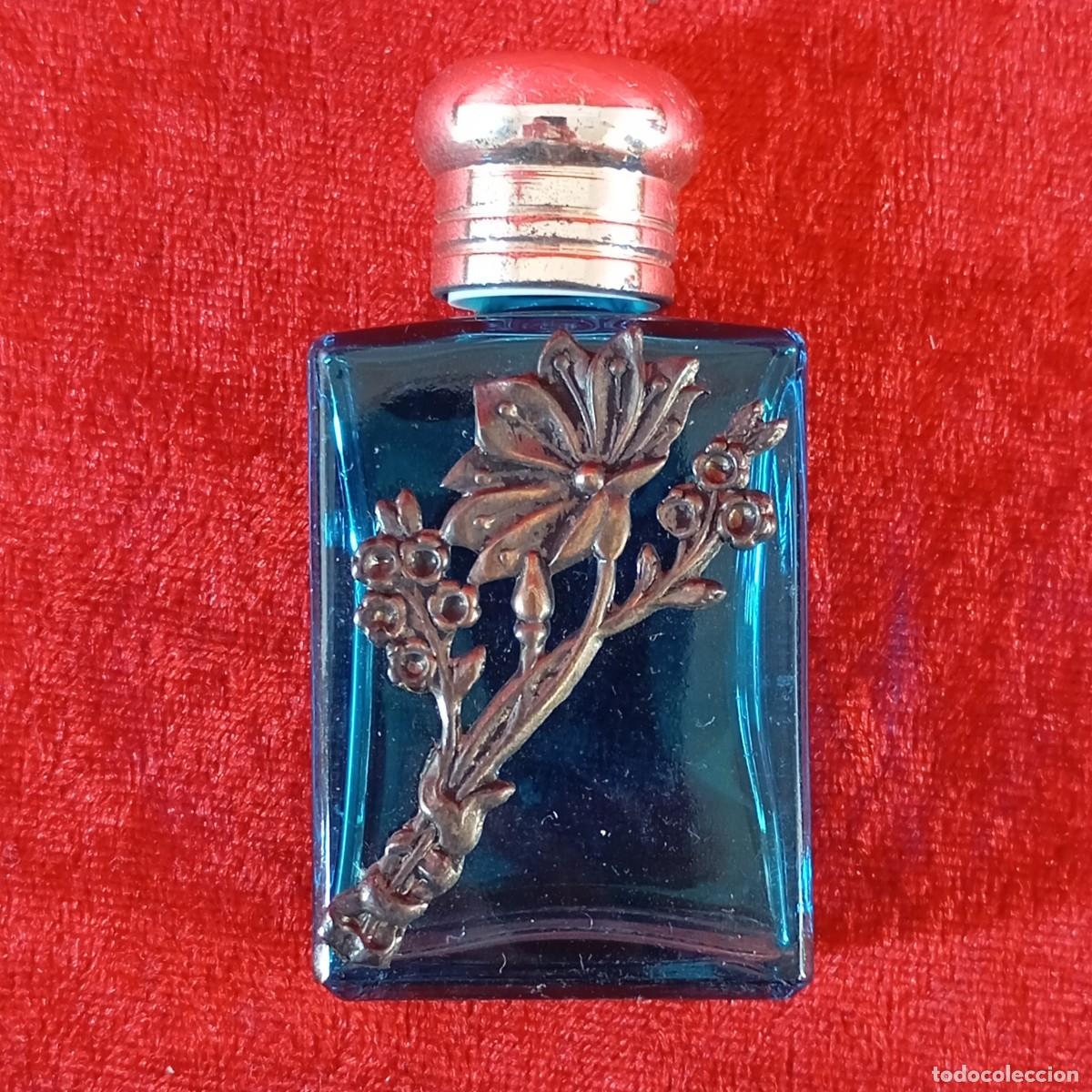 Miniaturas de perfumes antiguos: ANTIGUO FRASCO DE PERFUME MINIATURA - AZUL COBALTO - ACABADO FLORAL METALICO - 3,5 X 6,7 CM