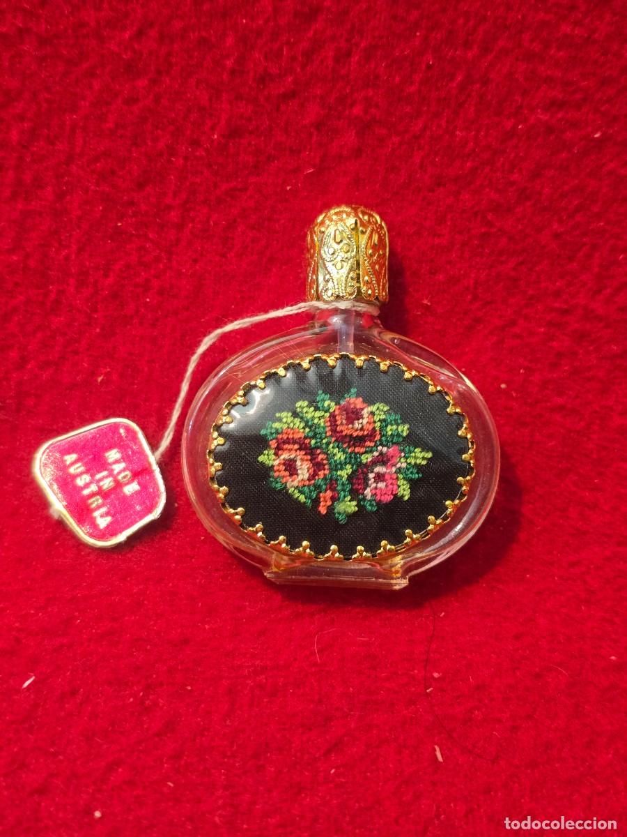 Miniaturas de perfumes antiguos: FRASCO DE PERFUMES CON BORDADO
