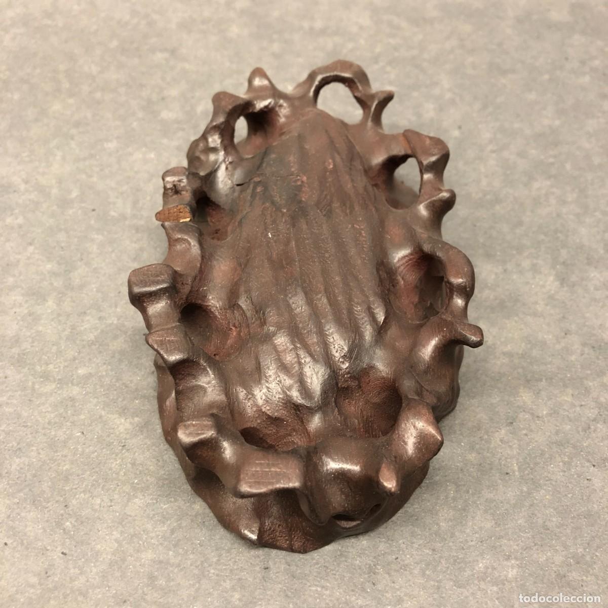 Hobbys: BASE DE EXHIBICI&Oacute;N - TALLADA EN MADERA OSCURA - ESTILO ORG&Aacute;NICO - 15 X 8,5 CM / 1686