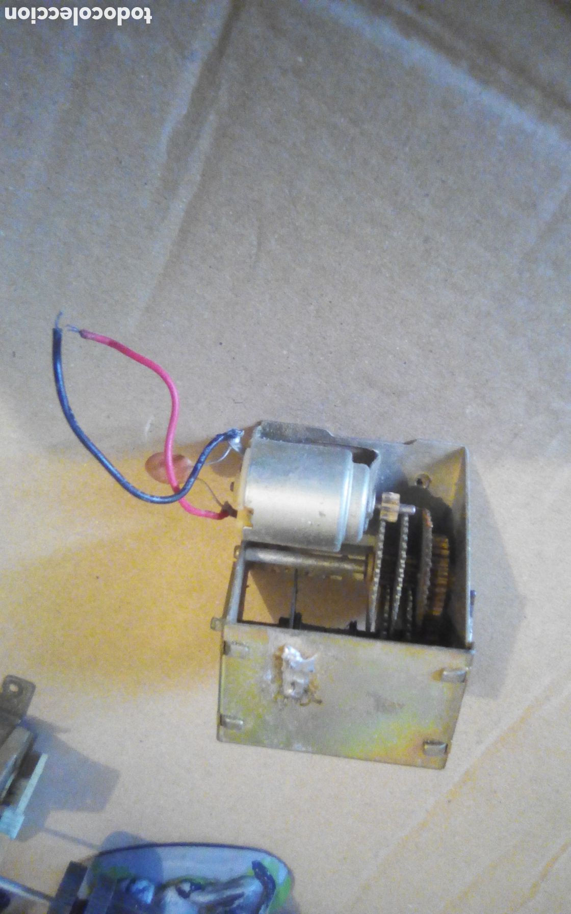 Hobbys: Mini motor acoplado a estructura con engranajes de un juguete. Mabuchi. Mide todo 5 x 6 cm.