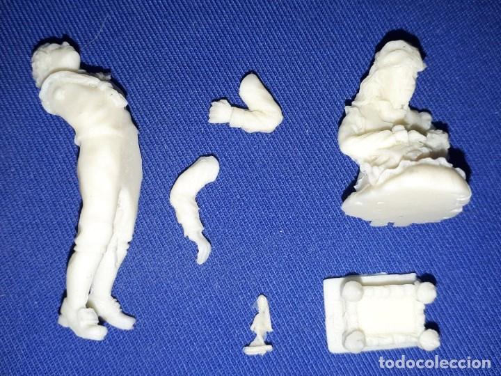 Hobbys: Figuras de ni&ntilde;os jugando en el suelo - Foto 1
