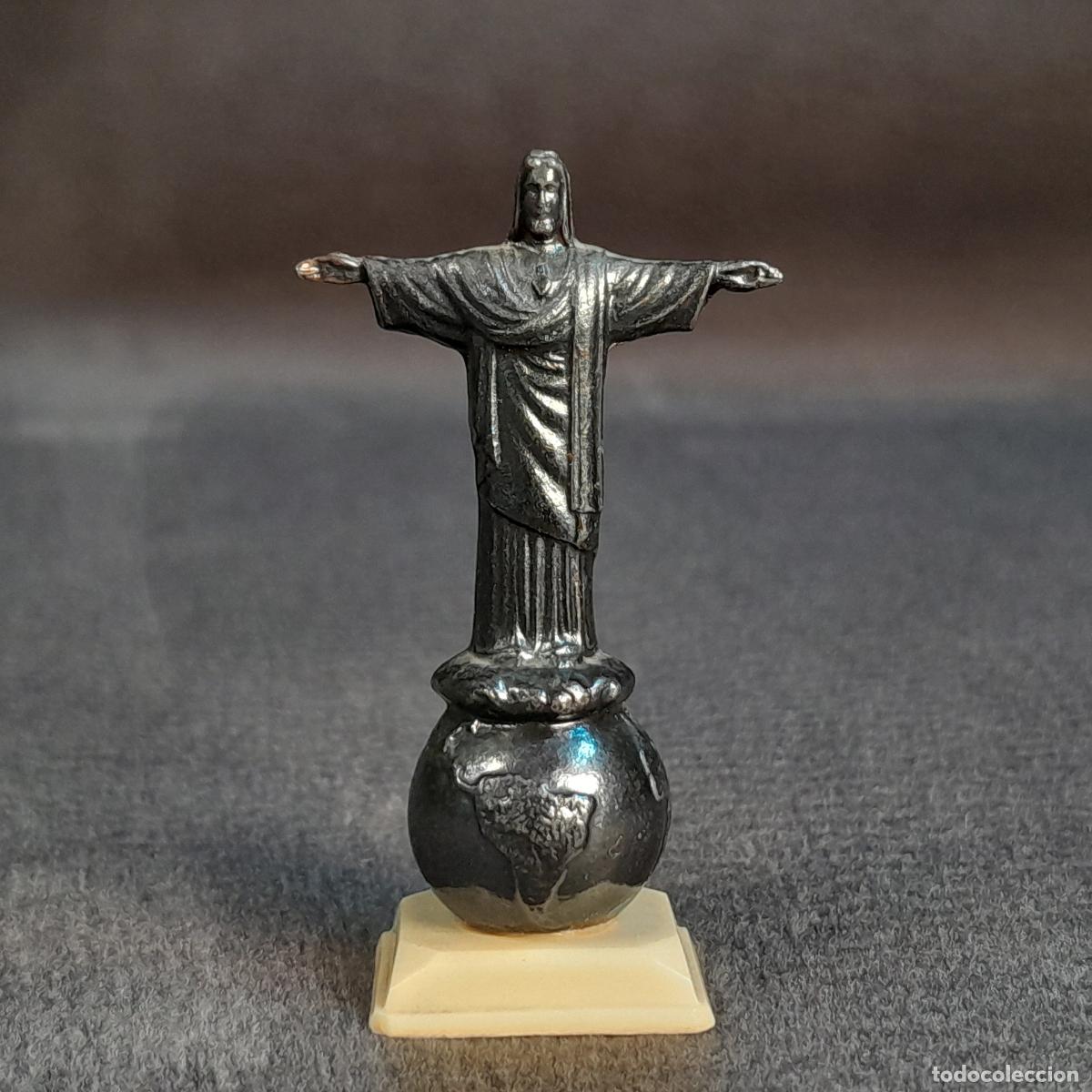 Hobbys: MIN-50. FIGURA MINIATURA DEL CRISTO REDENTOR SOBRE EL PLANETA TIERRA EN METAL. SIGLO XX